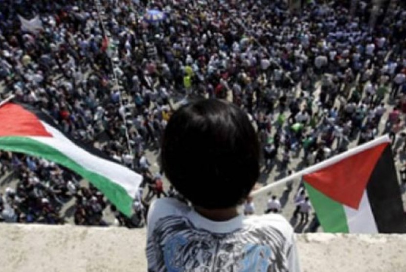 Seorang anak kecil di kerumunan ribuan warga Palestina.