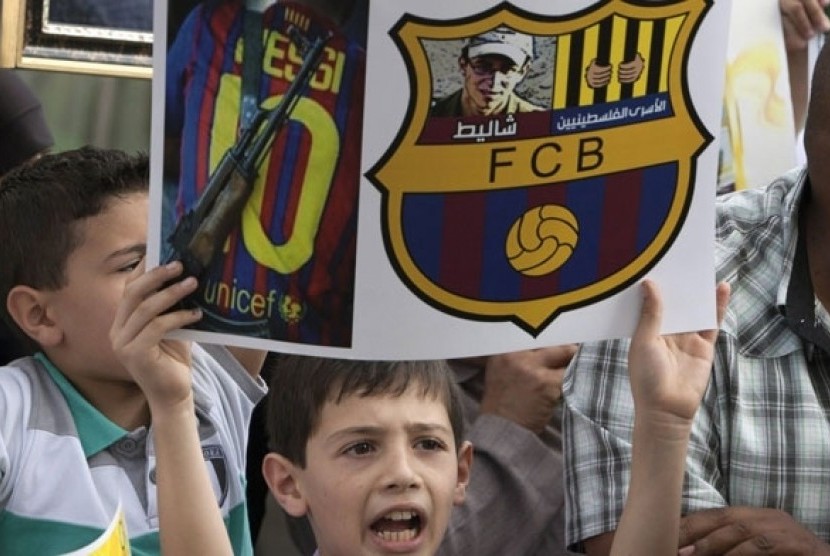Seorang anak kecil pendukung Barcelona.