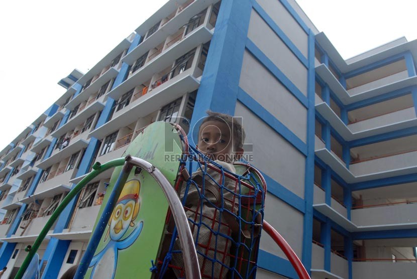   Seorang anak bermain di area Rusun Marunda, Jakarta Utara.   (Republika/Agung Fatma Putra)