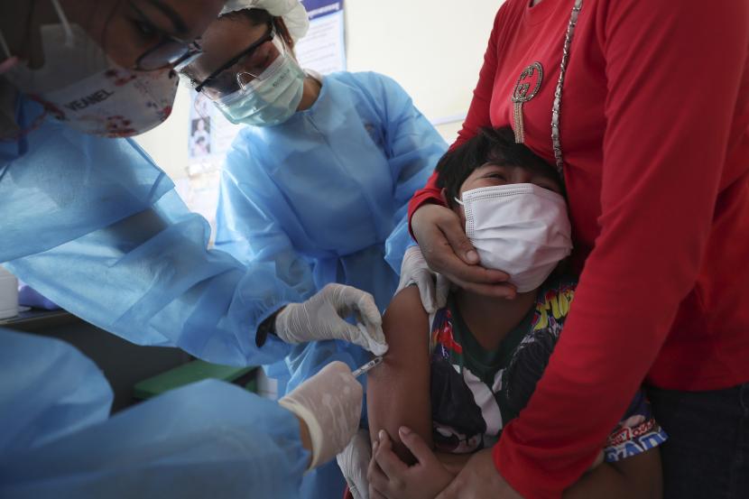 Seorang anak laki-laki bereaksi saat menerima suntikan vaksin COVID-19 Sinovac di pusat kesehatan Samrong Krom di luar Phnom Penh, Kamboja, Jumat, 17 September 2021.
