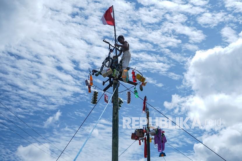 Lomba panjat pinang dalam rangka pesta kemerdekaan di kawasan Jalan Haka, Palangkaraya, Kalimantan Tengah.