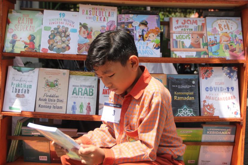 Untuk menumbuhkan minat baca pada anak, tentu butuh peran orang tua yang sangat besar sebagai perpustakaan pertama mereka.