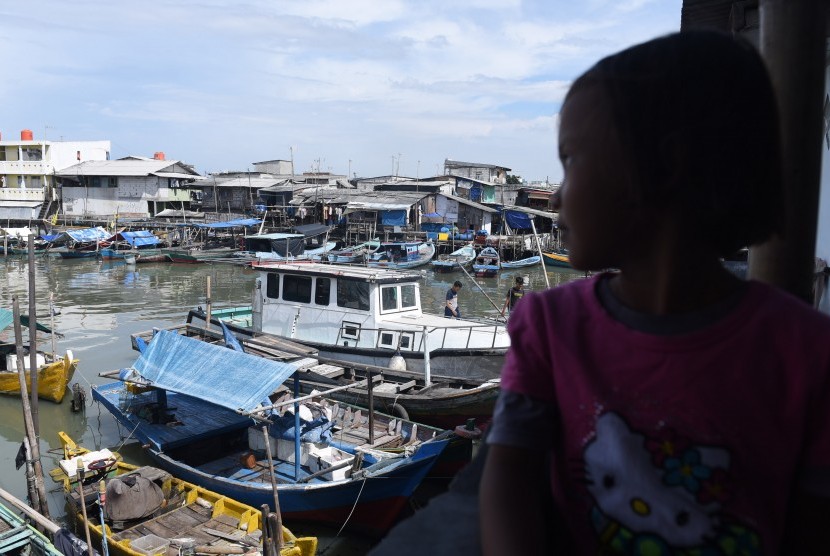 Seorang anak melihat pemukiman warga Pasar Ikan, Penjaringan, Jakarta, Jumat (1/4). 