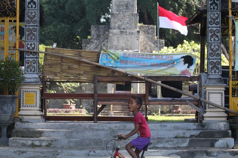 Seorang anak melintas di depan pintu gerbang wisata Sendang Tirto Kamandanu, Desa Menang, Kediri, Jawa Timur. Situs peninggalan kerajaan Kediri tersebut ditutup saat penerapan Pemberlakuan Pembatasan Kegiatan Masyarakat (PPKM) Darurat guna mengendalikan penyebaran COVID-19. (ilustrasi)