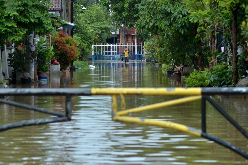 Seorang anak melintasi kawasan banjir (ilustrasi)