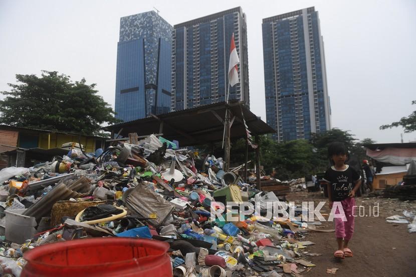 Seorang anak melintasi tumpukan sampah di Kampung Gasong, Menteng Pulo, Jakarta. Ketua Umum PDIP, Megawati Soekarnoputri, mengatakan Jakarta sebagai kota yang seperti tidak tertata baik atau amburadul. 