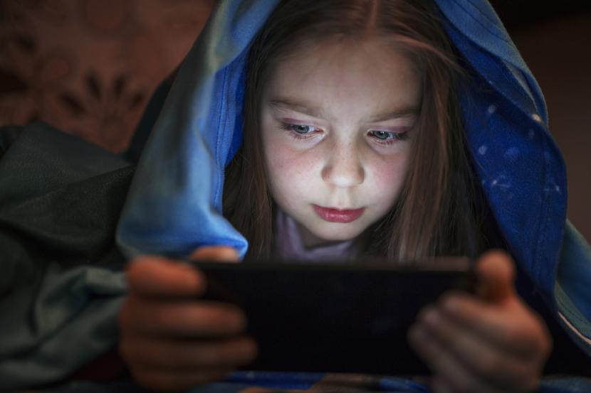 Penggunaan ponsel berlebihan bisa membuat anak mengalami pubertas dini. (ilustrasi).