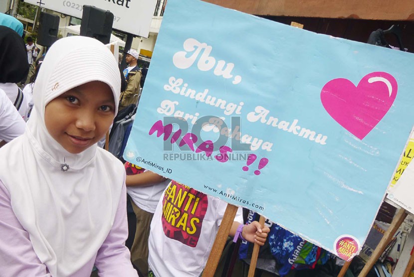   Seorang anak membawa poster antimiras pada aksi kelompok pemuda Gerakan Anti Miras (minuman keras) Nasional di Car Free Day (CFD) kawasan Dago, Kota Bandung, Ahad (19/1). (Republika/Edi Yusuf)