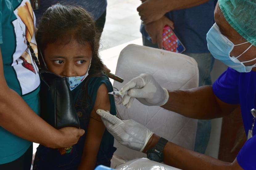 Seorang anak memeluk ibunya saat mendapat suntikan vaksin Covid-19. Vaksinasi anak di Bangka Tengah, Provinsi Babel, sudah mencapai 64 persen.