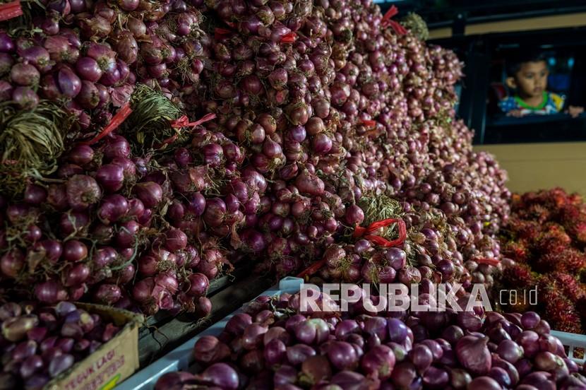 Bawang merah yang dijual di Pasar Tavanjuka, Palu, Sulawesi Tengah, Sabtu (9/4/2022). Pemerintah Provinsi Sulawesi Tengah hingga kini terus mempertahankan tingkat produksi bawang merah di tingkat petani sebagai salah satu komoditas ekspor di provinsi tersebut.