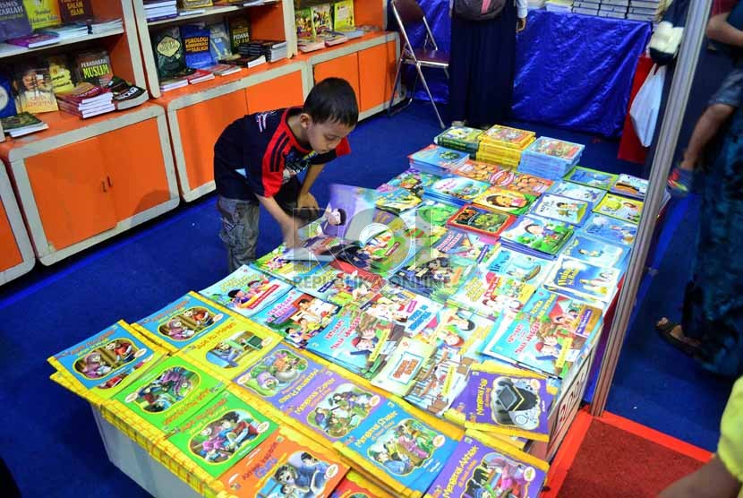  Seorang anak memilih buku di pameran Islamic Book Fair (IBF) 2013 di Senayan, Jakarta, Ahad (10/3).  (Republika/Agung Supriyanto)