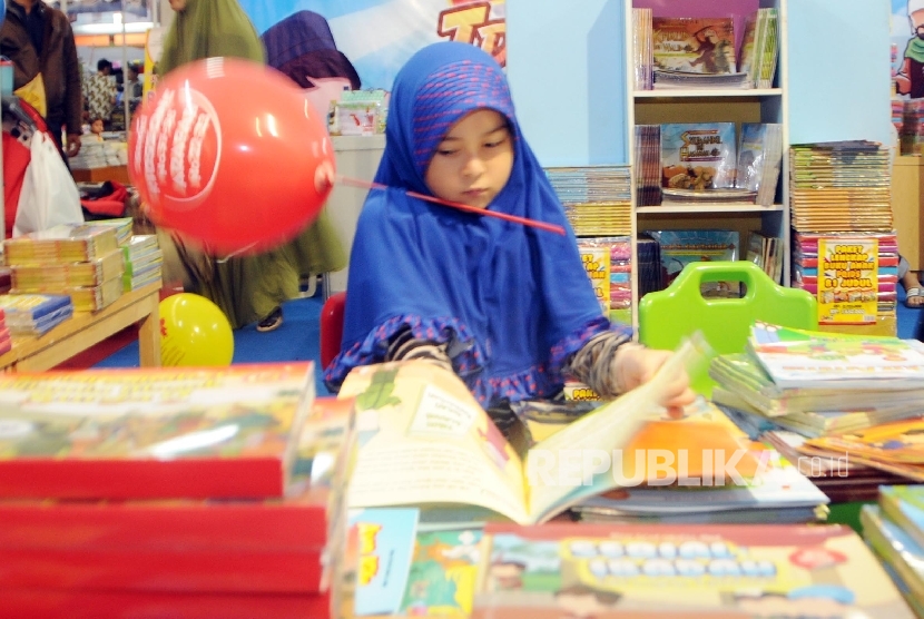   Seorang anak memilih buku di salah satu booth di Islamic Book Fair 2016, di Jakarta, Ahad (28/2).  (Republika/Darmawan)