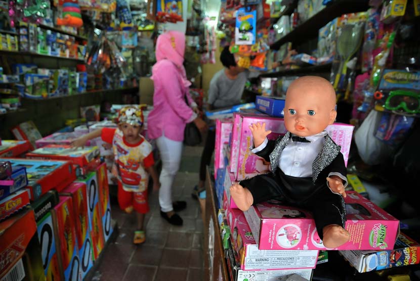 Seorang anak memilih mainan anak di pasar Gembrong, Jakarta, Selasa (29/4).