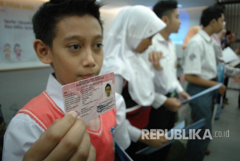 Seorang anak memperlihatkan Kartu Identitas Anak (KTA)
