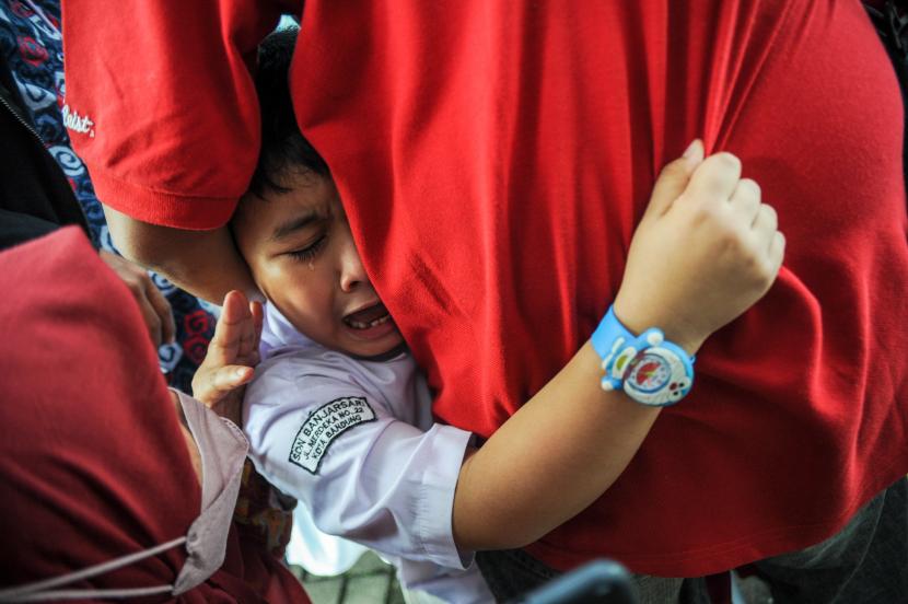 Anak menangis di sekolah (ilustrasi). Tidak ada tolok ukur baku seperti satu pekan atau satu bulan untuk menyatakan anak cocok atau tidak dengan suatu sekolah.