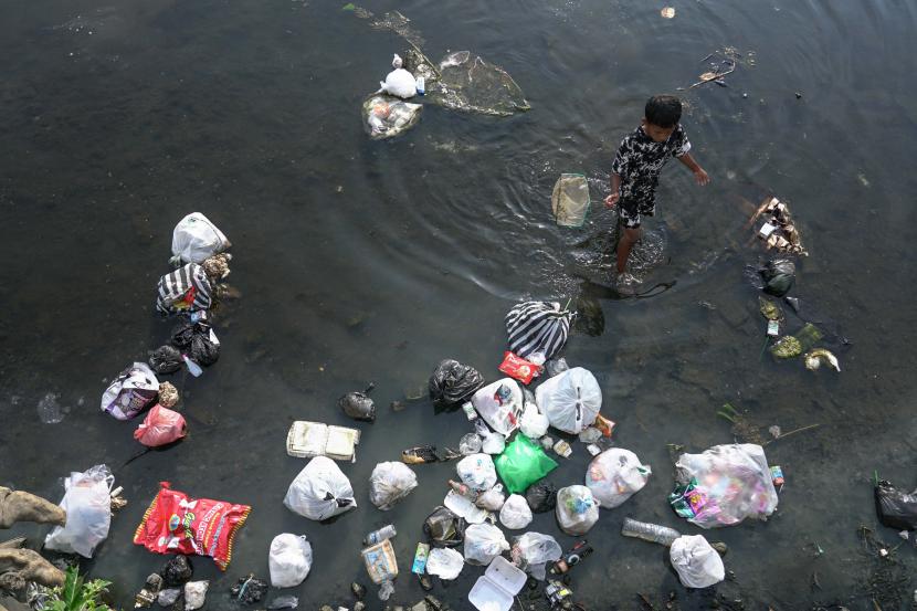 Buang sampah sembarangan di Kota Sampit akan dikenakan sanksi adat Dayak.