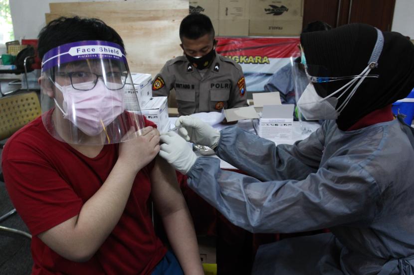 Seorang anak mendapatkan vaksinasi COVID-19 di Polrestabes Surabaya, Jawa Timur, Sabtu (10/7/2021). Pemkot Surabaya mulai melakukan vaksinasi COVID-19 kepada anak dengan batas umur 12 tahun sampai 17 tahun secara bertahap guna mewujudkan kekebalan komunal atau 