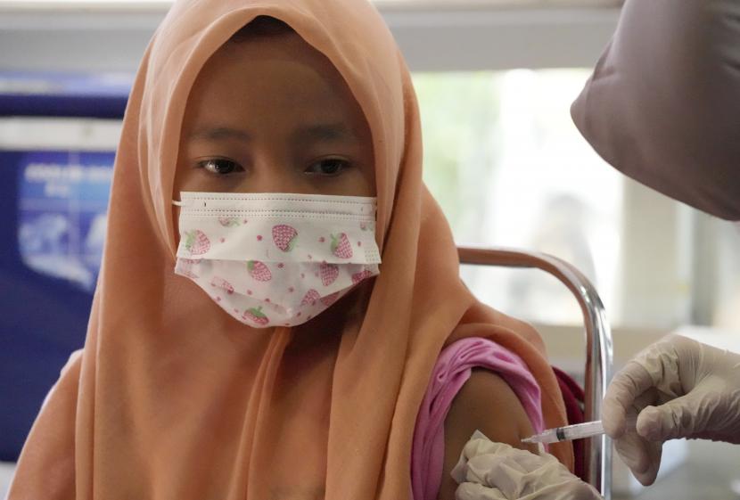 Seorang anak menerima suntikan vaksin Sinovac Covid-19, (ilustrasi).  Vaksinasi Covid-19 anak usia 6-11 tahun digelar di sekolah di hari pertama pembelajaran tatap muka (PTM) 100 persen di Kota Cirebon.