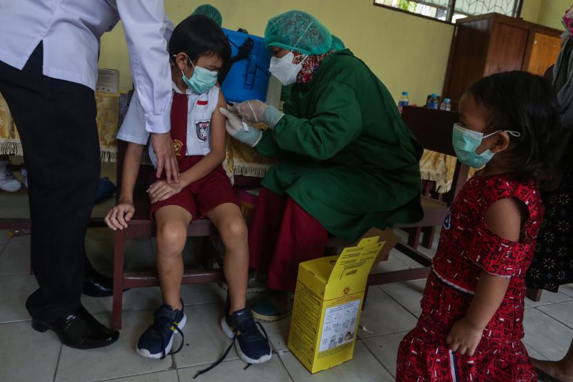 Seorang anak menerima suntikkan vaksin COVID-19 jenis Sinovac di SD Negeri 2 Menteng, Palangkaraya, Kalimantan Tengah, Senin (17/1/2022). Vaksinasi yang digelar oleh Pemda setempat bersama Palang Merah Indonesia (PMI) tersebut sebagai upaya percepatan vaksinasi COVID-19 untuk anak usia 6-11 tahun dan persiapan menghadapi pembelajaran tatap muka (PTM) 100 persen di Kota Palangkaraya.