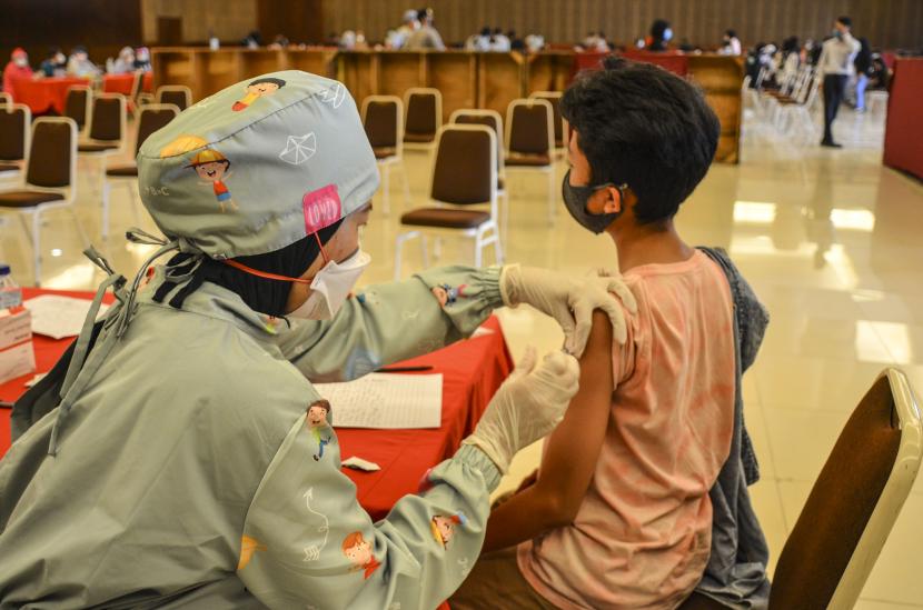 Seorang anak menerima vaksin COVID-19 di Graha Asia, Kota Tasikmalaya, Jawa Barat, Selasa (27/7/2021). Sebanyak 1.000 anak mengikuti gebyar vaksinasi COVID-19 bagi anak dan remaja berusia 12-17 tahun yang diselenggarakan oleh Polres Tasikmalaya bekerjasama dengan Ikatan Dokter Indonesia (IDI) dan Ikatan Dokter Anak Indonesia (IDAI) Kota Tasikmalaya sebagai upaya menekan lonjakan penularan virus corona.