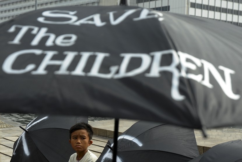 Seorang anak mengikuti aksi menentang kekerasan seksual terhadap anak dan perempuan. 