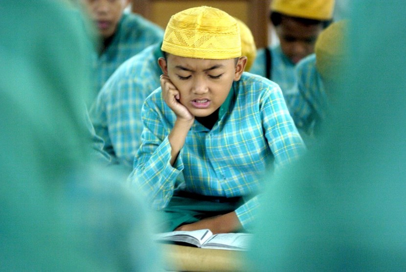 Seorang anak mengikuti pengajian. (Ilustrasi)