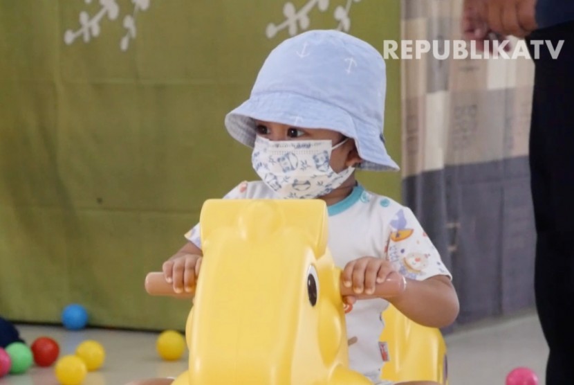 Seorang anak mengungsi di posko kesehatan Balai Rehabilitasi Sosial Anak di daerah Rumbai, Riau.