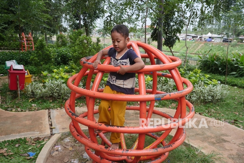 Seorang anak nampak bermain di taman BKT Jakarta, Rabu (8/3)