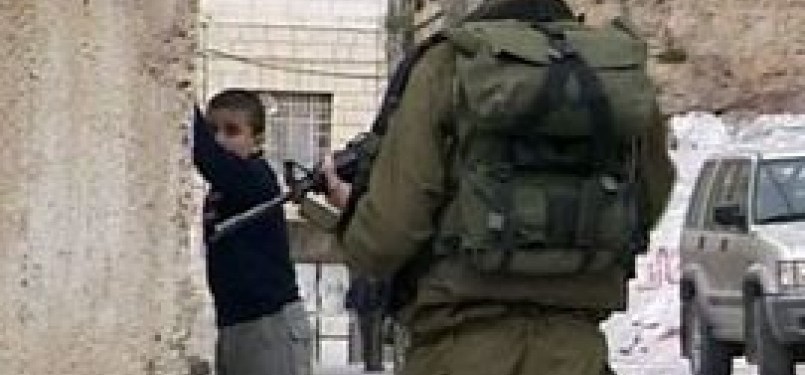 Seorang anak Palestina diciduk tentara Israel di Rad Al-Amoud, Yerusalem Timur, Rabu (21/3)