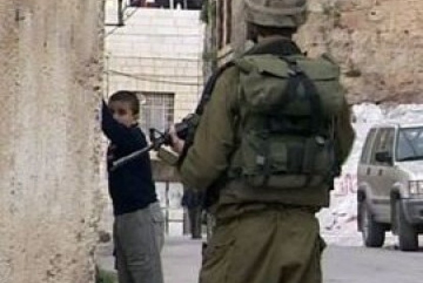 Seorang anak Palestina diciduk tentara Israel di Rad Al-Amoud, Yerusalem Timur, Rabu (21/3)
