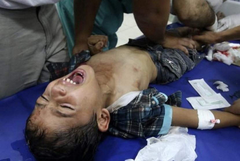 Seorang anak Palestina meraung kesakitan dalam tindakan medis akibat pemboman Israel