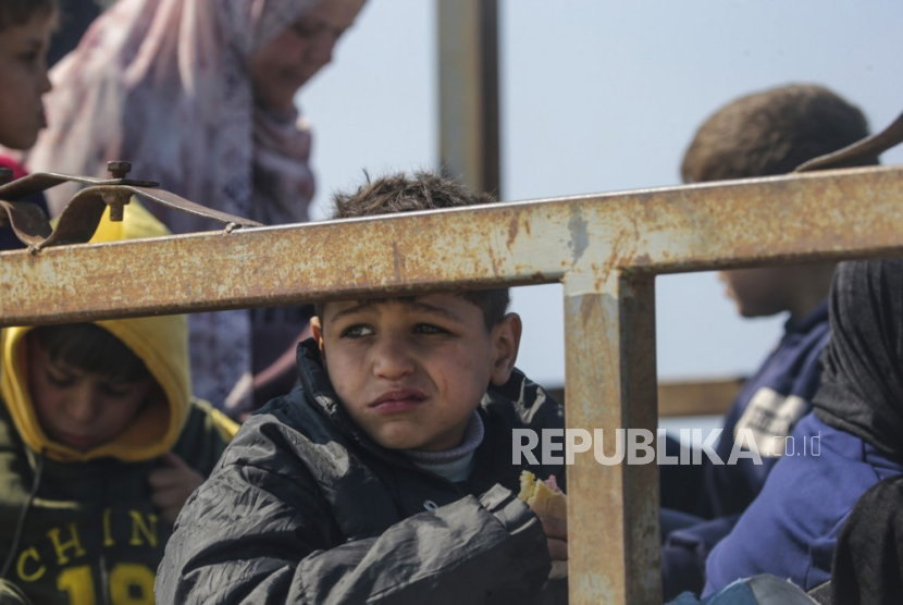 Seorang anak Palestina tengah menunggu bantuan.