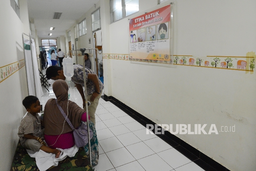 Seorang anak pasien Demam Berdarah Dengue (DBD) terpaksa harus dirawat di lorong ruangan teratai yang berada di Rumah Sakit Umum Daerah (RSUD) Cibinong, Bogor, Jawa Barat, Selasa (1/3).