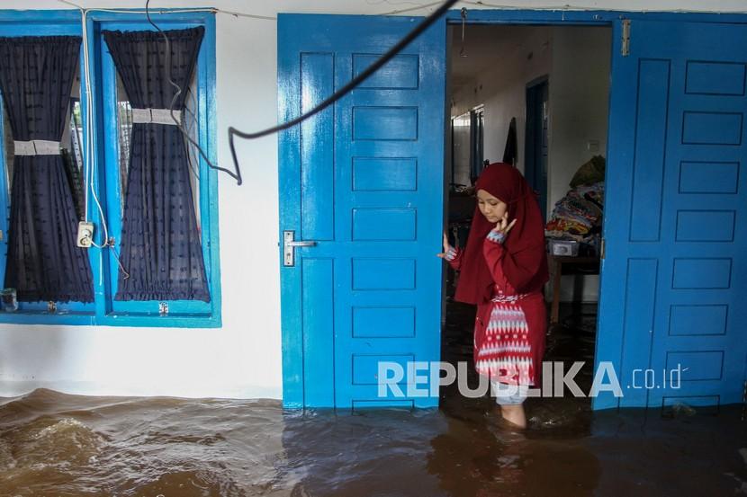 Seorang anak berjalan di dalam ruangan yang terendam banjir di Pekanbaru (ilustrasi). Pemkot Pekanbaru memperpanjang status siaga darurat hidrometeorologi hingga 29 Februari.