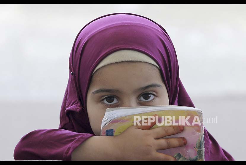 Seorang anak perempuan mengikuti pelajaran Alquran di Masjid Usman bin Affan, Khan Younis di Jalur Gaza, Palestina.
