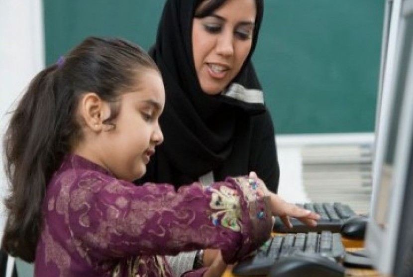 Mendidik Anak Perempuan dapat Jadi Penghalang dari Neraka. Foto: Seorang anak perempuan sedang belajar bersama ibunya/ilustrasi