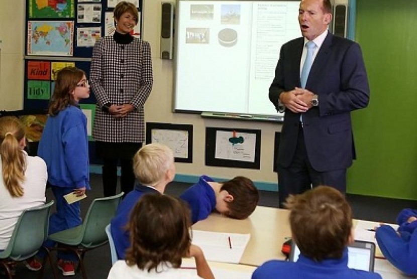 Seorang anak pulas tertidur saat Tony Abbott memberi semangat.