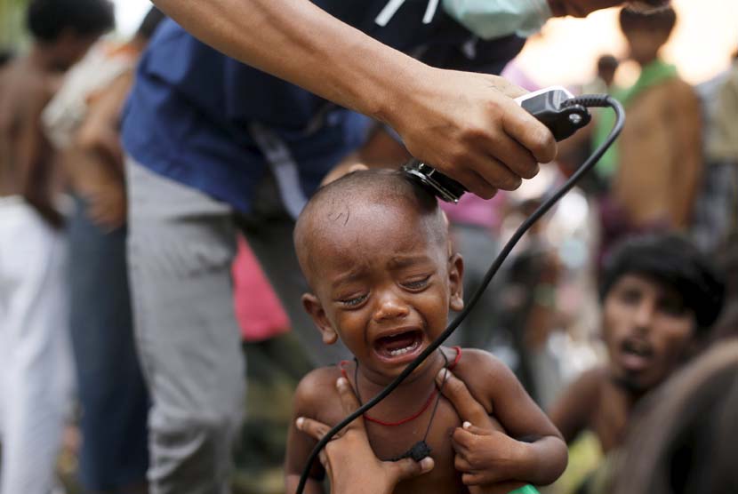 Seorang anak Rohingya menangis ketika seorang sukarelawan mencukur rambutnya di tempat penampungan di Aceh Timur, Aceh. (ilustrasi) 