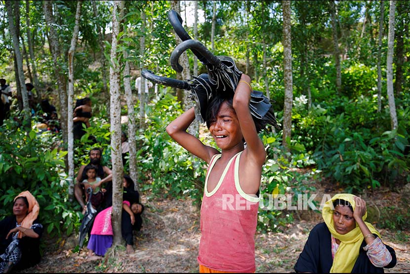 Seorang anak Rohingya menangis setelah dilarang memasuki wilayah Bangladesh dari wiayah Myanmar