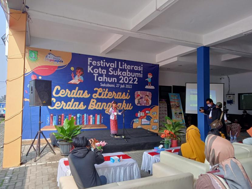 Seorang anak SD mengikuti lomba story telling dalam acara Festival Literasi yang digelar Dispusip Kota Sukabumi, Rabu (27/7/2022)