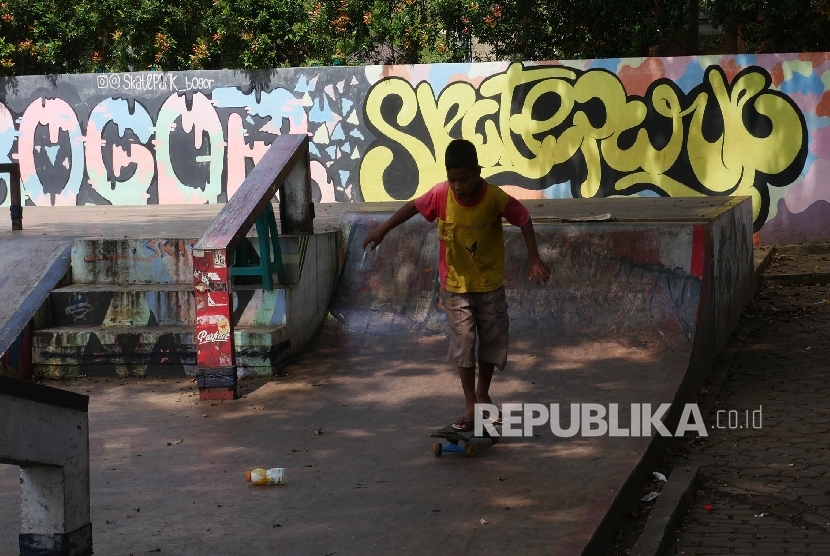 Seorang anak sedan berlatih gerakan dasar bermain skate board di Bogor Skate Park, Bogor, Rabu (12/7). 