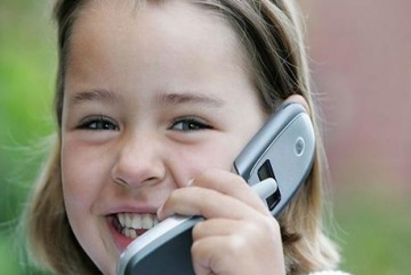 Seorang anak sedang menggunakan ponsel (ilustrasi).