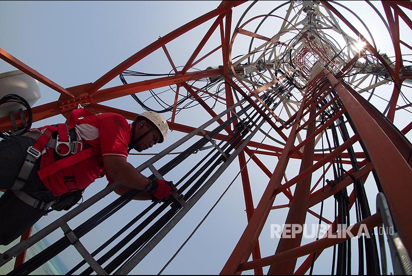 Seorang teknisi merawat menara Base Tranceiver Station (BTS) (ilustrasi). Pemkab Bantul mempermudah investasi menara telekomunikasi.