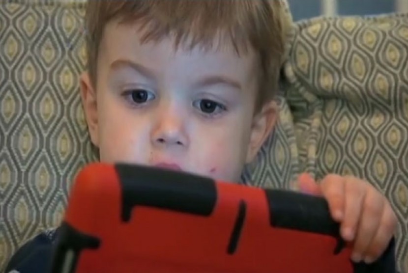 Seorang anak tengah bermain gadget (ilustrasi).