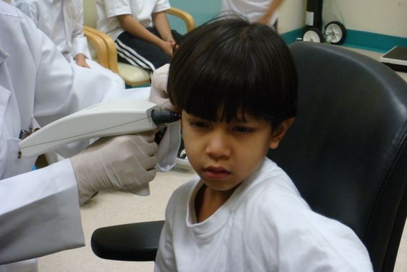 Seorang anak tengah diperiksa atas gangguan pendengaran. Ilustrasi.