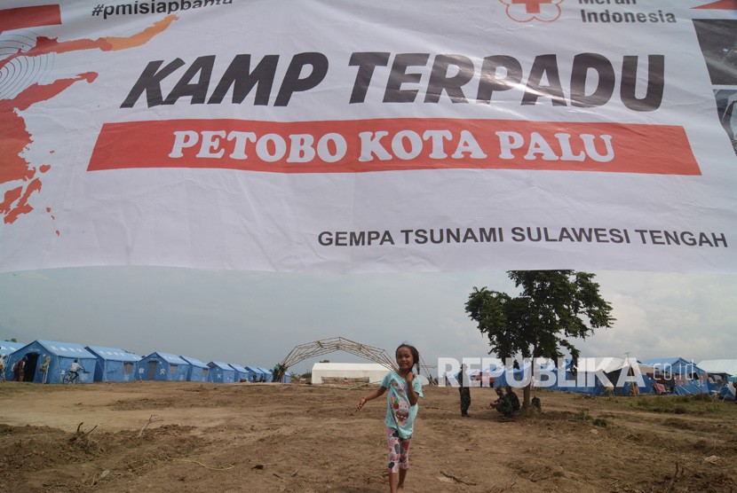 Seorang anak terdampak likuifaksi bermain di sekitar tenda Kamp Pengungsi Terpadu di Kelurahan Petobo, Palu, Sulawesi Tengah, Jumat (19/10/2018).