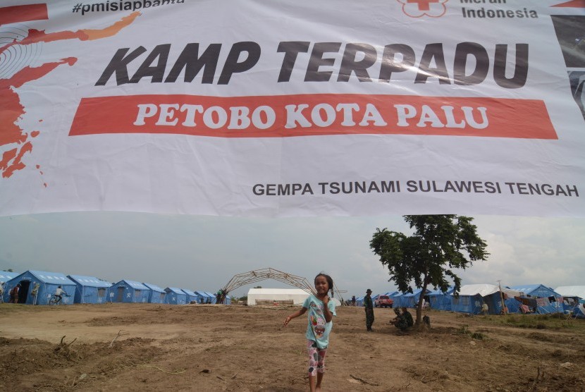 Seorang anak terdampak likuifaksi bermain di sekitar tenda Kamp Pengungsi Terpadu di Kelurahan Petobo, Palu, Sulawesi Tengah, Jumat (19/10/2018).