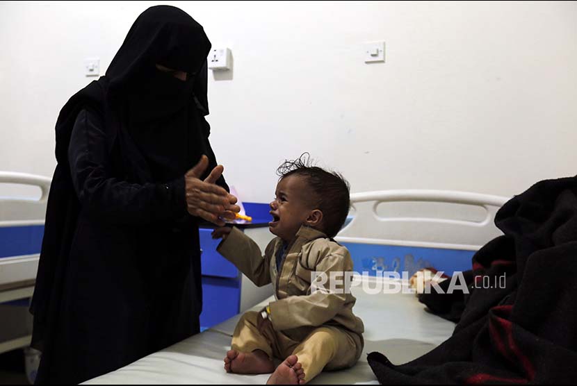 Seorang anak Yaman yang terkena wabah kolera dirawat di sumah sakit setempat di Sana'a, Yaman. Menurut laporan PBB tiga juta balita Yaman terancam malnutrisi akibat konflik berkepanjangan antara dua pihak yang masing-masing didukung Arab Saudi dan Iran. 