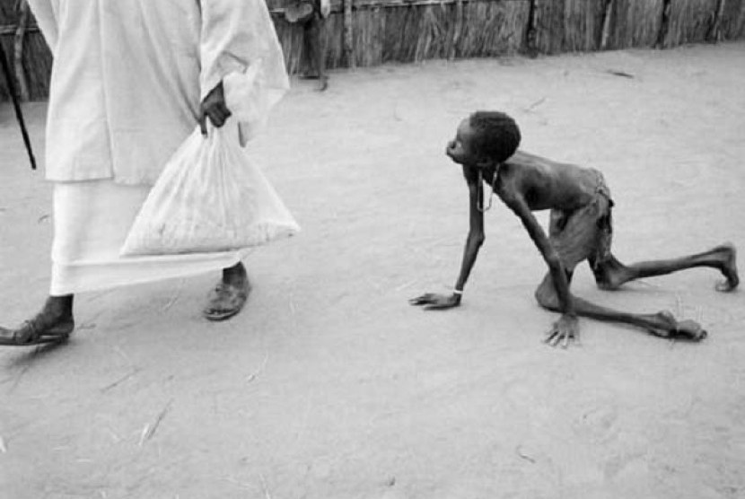 Seorang anak yang menderita kelaparan meminta makanan di jalan