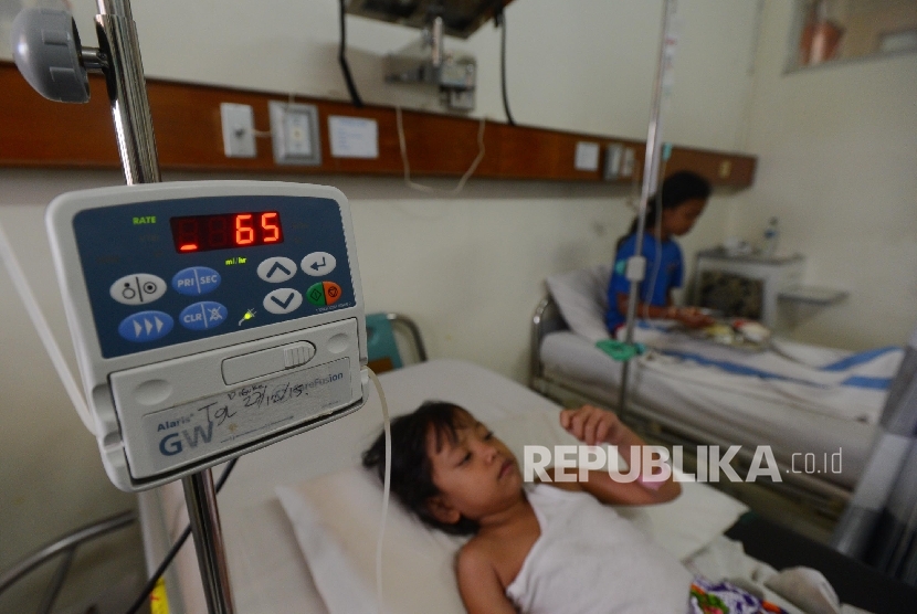  Seorang anak yang terkena virus Demam Berdarah Dengue (DBD) dirawat di ruangan teratai yang berada di Rumah Sakit Umum Daerah (RSUD) Cibinong, Bogor, Jawa Barat, Selasa (1/3). 